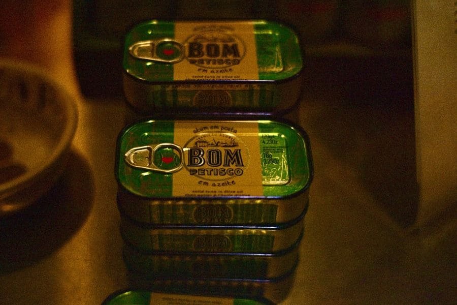 Las sardinas en lata contienen grasas saludables, específicamente 15 g de grasas por porción, según la información proporcionada.