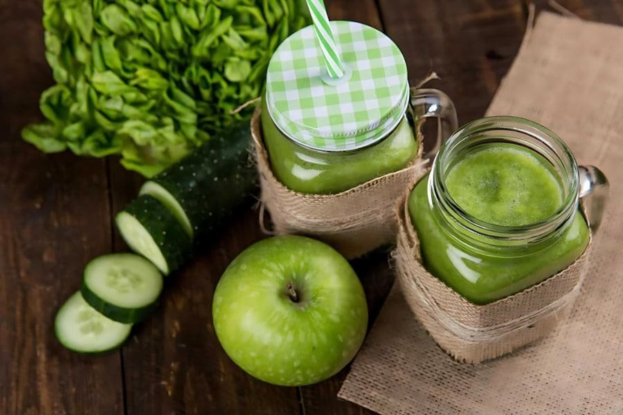 ZUMO CON MANAZANA VERDE, PEPINO,A APIO Y PEREJIL