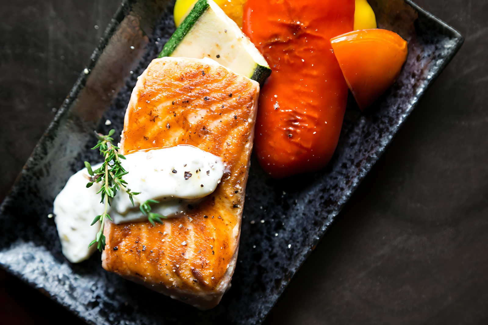 el salmón contiene grasa saludable, principalmente en forma de ácidos grasos omega-3