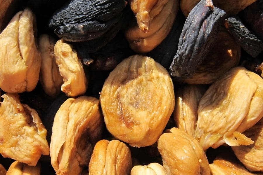 los higos contienen grasas saludables, específicamente ácidos grasos omega-3 y omega-6
