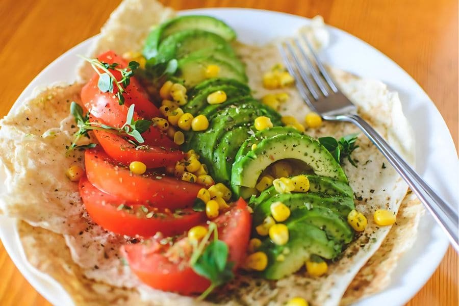 las grasas saludables se encuentran principalmente en fuentes vegetales como frutos secos, semillas, aguacate y aceites vegetales como el de oliva